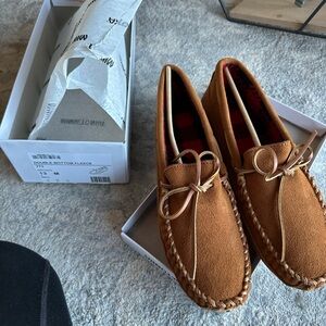 Minnetonka Men's Tan Moccasin Loafers slippers brand new size 13